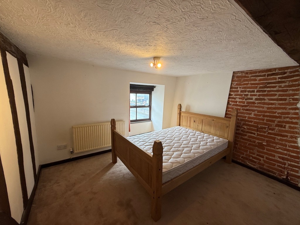 Lot: 69 - RESTAURANT PREMISES IN MALDON HIGH STREET WITH TWO BEDROOM FLAT ABOVE - Bedroom 1 with window to front and exposed brick and studwork